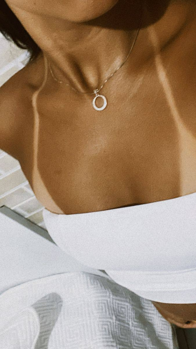 Detalhe do colo bronzeado